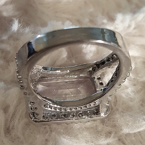 Exqusite Ladies Ring Size 7 - Picture 3 of 4